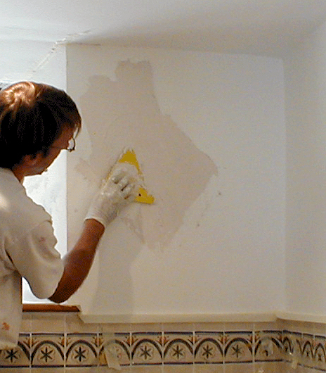 applying decorative plaster